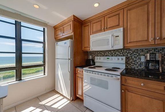 5th image of 440 Seaview Ct APT 1711