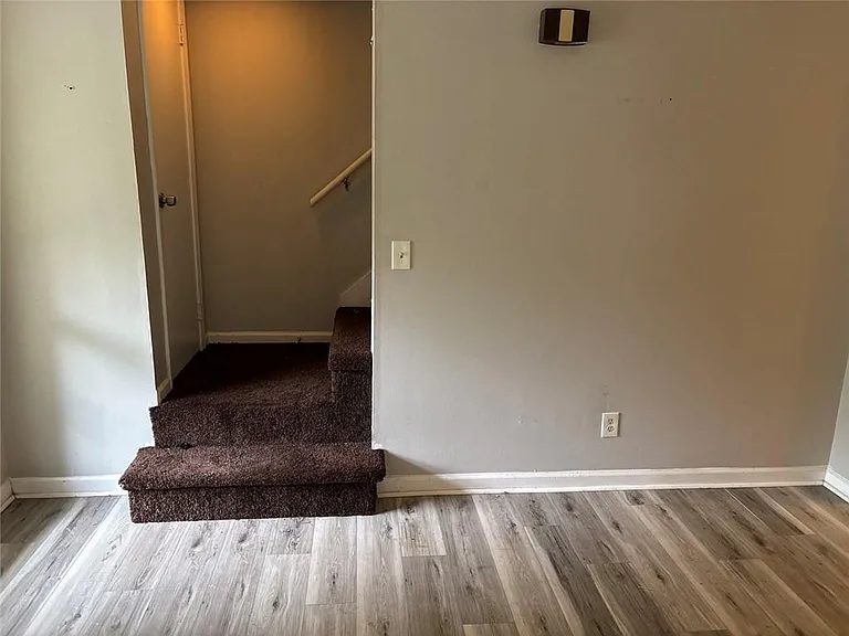 1386 Williamsburg Ln — Photo 12