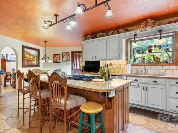 1750 5th Street Dr NW, Hickory, NC 28601