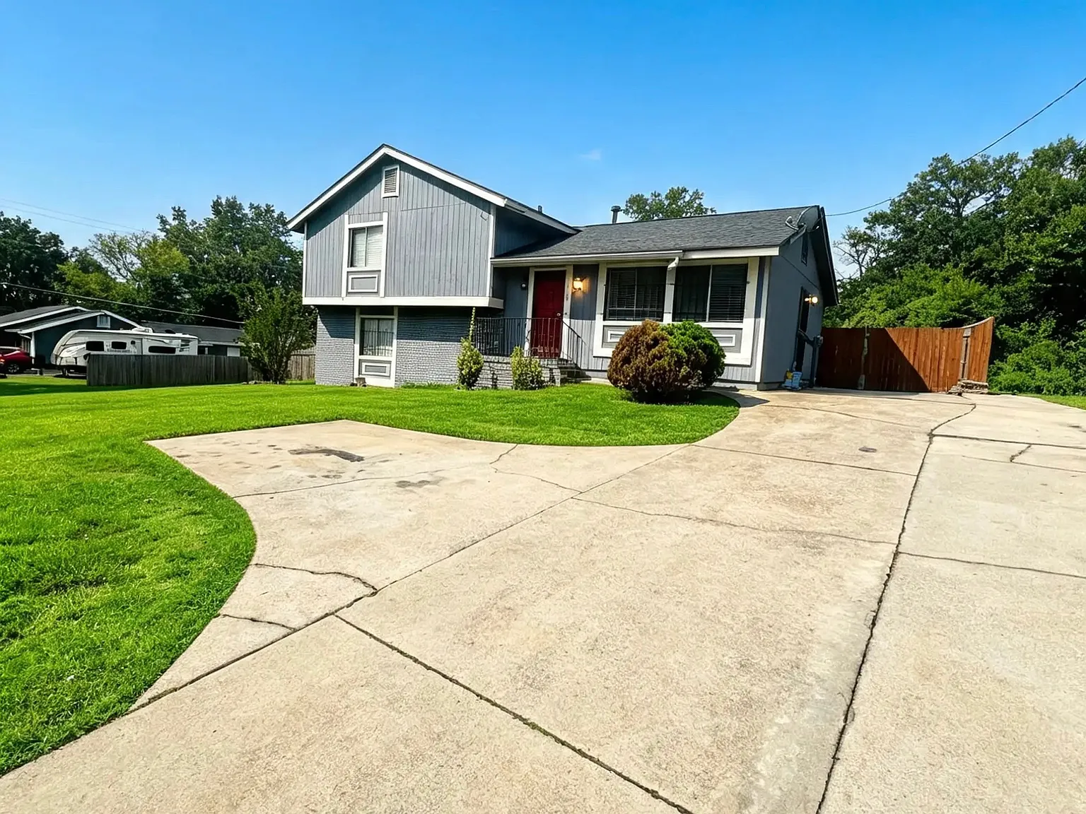 5 bed, 2300 sqft, $2,000 — Photo 2