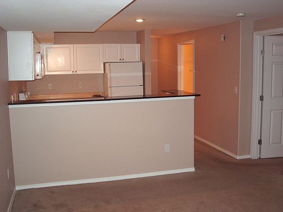 Kitchen w/granite bar