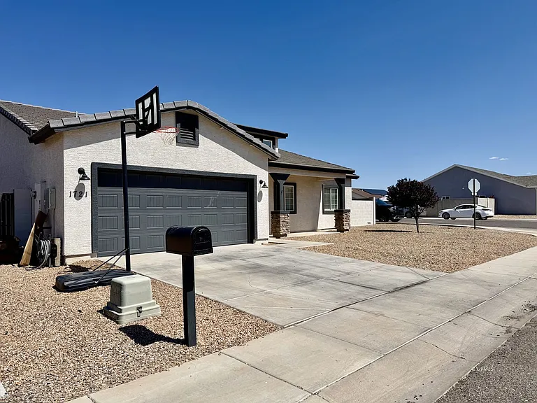 1721 N Eloisa Ln — Photo 2