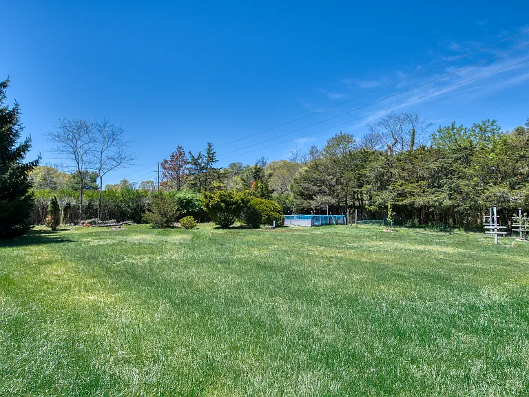 88 Old Country Rd — Photo 10
