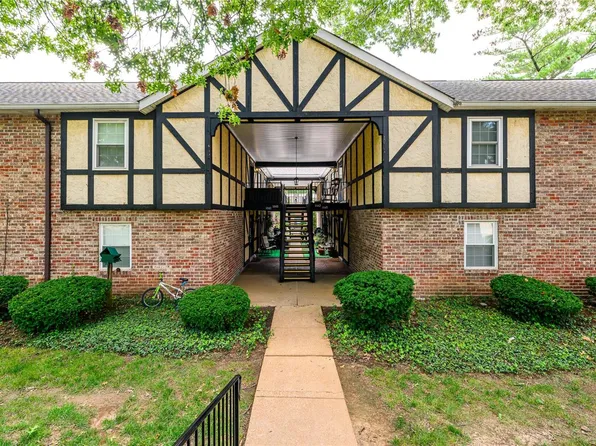 1043 Woodgate Dr, Saint Louis, MO 63122