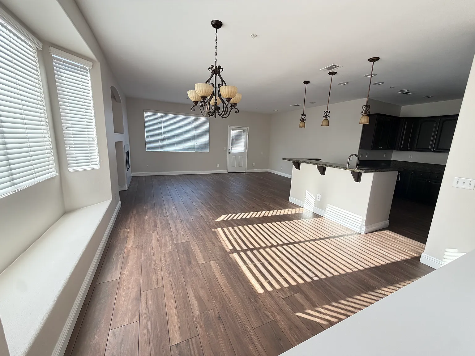 4 bed, 1837 sqft, $3,200 — Photo 3