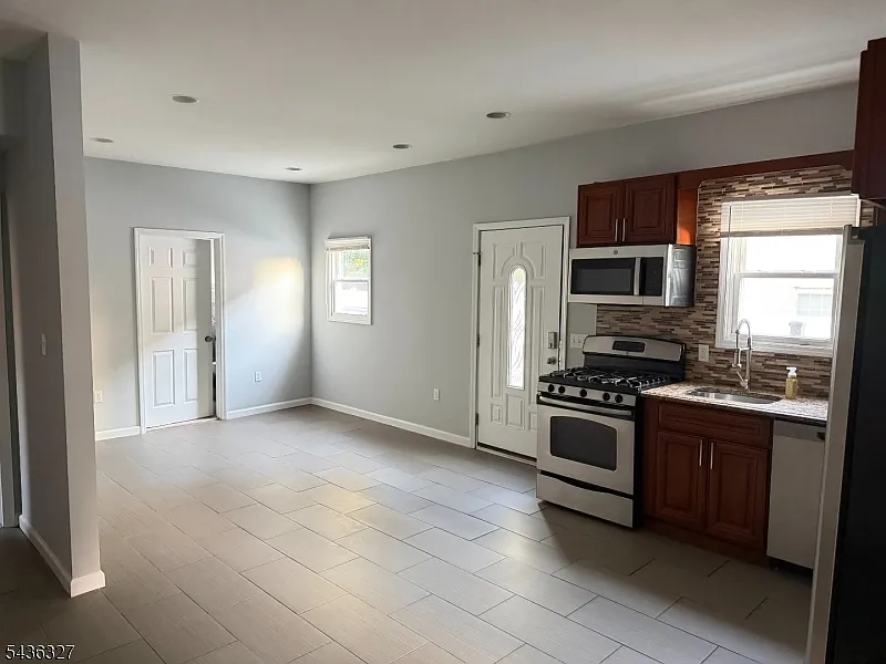 2 bed, 1.0 bath, $2,700 — Photo 4