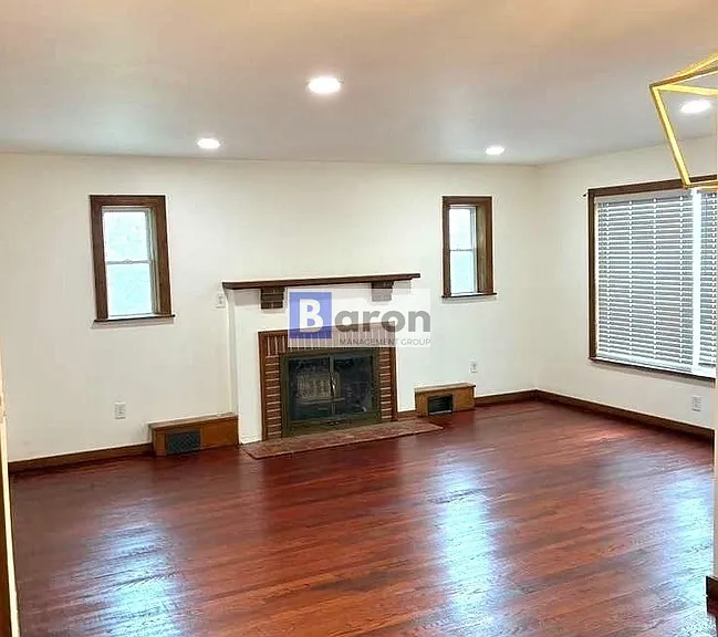448 Park Dr — Photo 1