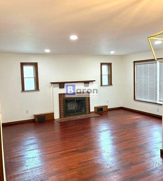 1st image of 448 Park Dr