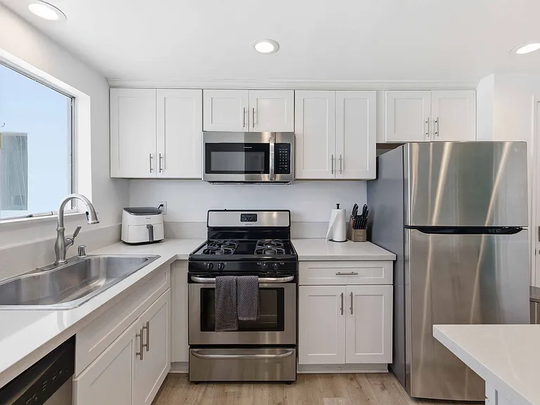 3105 Ocean Dr — Photo 11