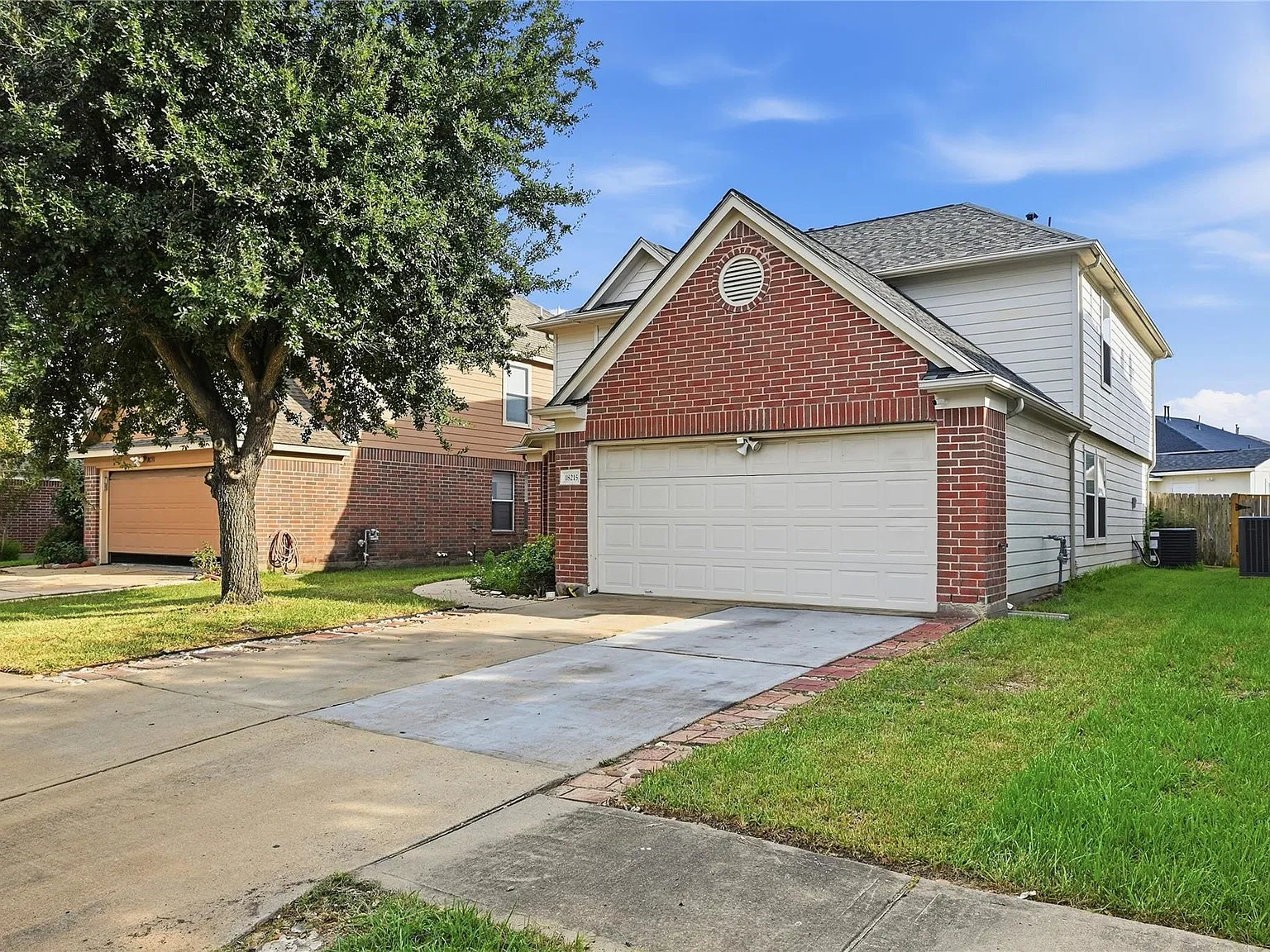4 bed, 3.0 bath, 2318 sqft, $2,200 — Photo 3