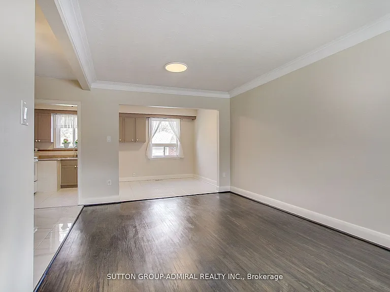 194 Cocksfield Ave #MAIN FLOOR — Photo 6