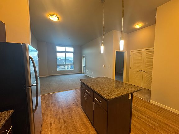 4th image of 1050 10th Ave NE Unit 405