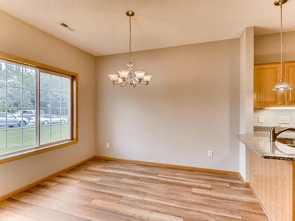 5th image of 696 Oak Ln
