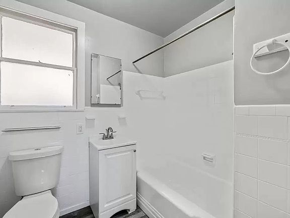 5th image of 806 N Claremont St
