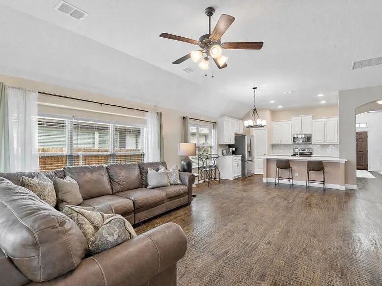 2116 Victoria Ln — Photo 11