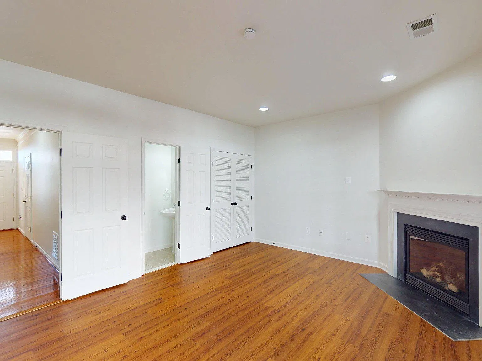 4 bed, 4.0 bath, 2035 sqft, $3,200 — Photo 4