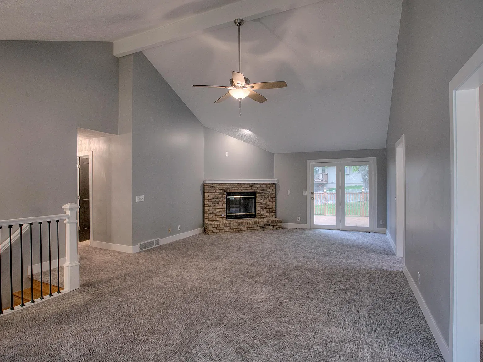819 Lexington Ln — Photo 3