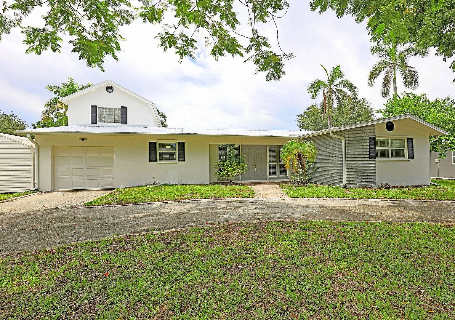 Space, Style & Freedom in a Highly Desirable Fort Myers Location — Photo 1