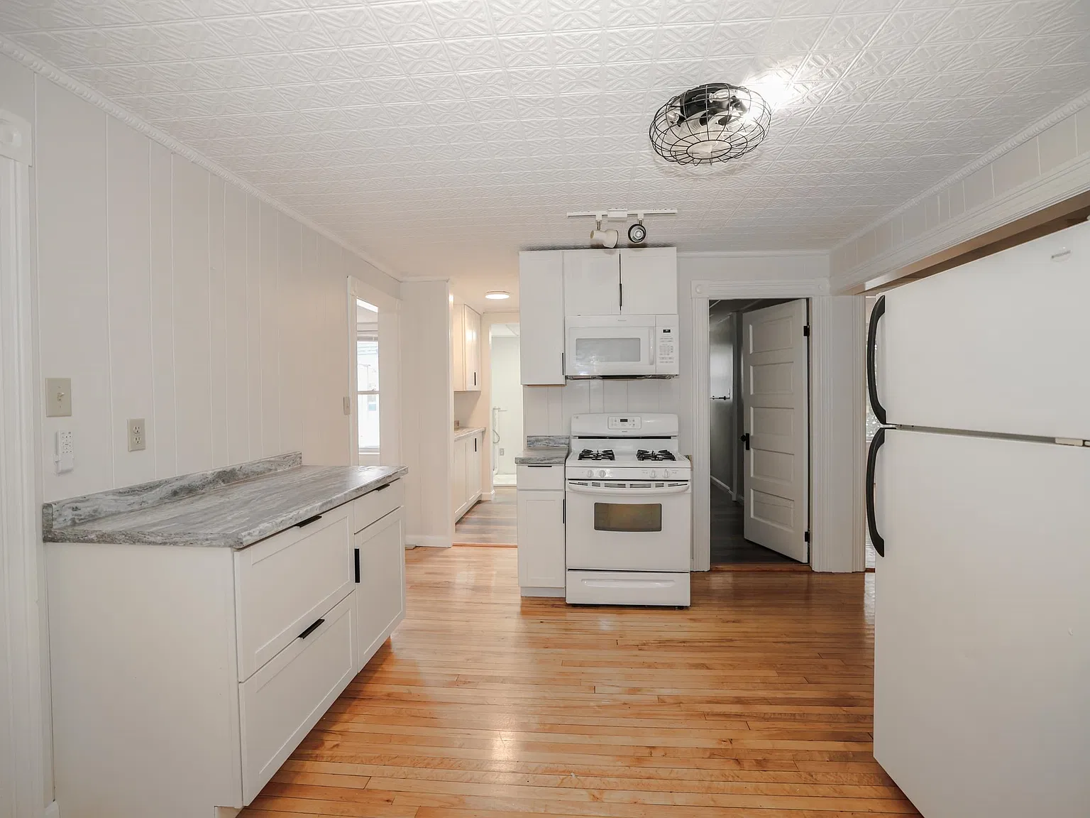 2 bed, 1.0 bath, 1300 sqft, $2,200 — Photo 4