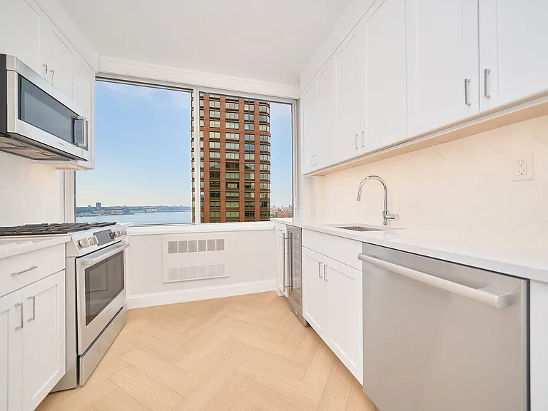 160 Riverside Blvd #25A — Photo 8