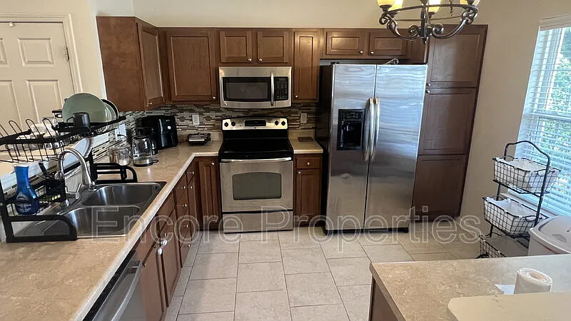3 bed, 3.0 bath, 1750 sqft, $2,000 — Photo 3