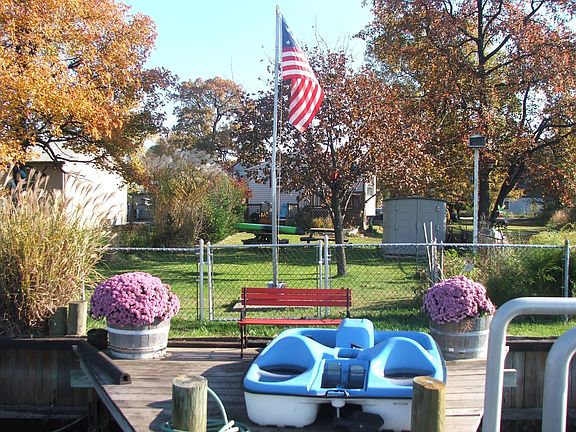 large yard for entertaining