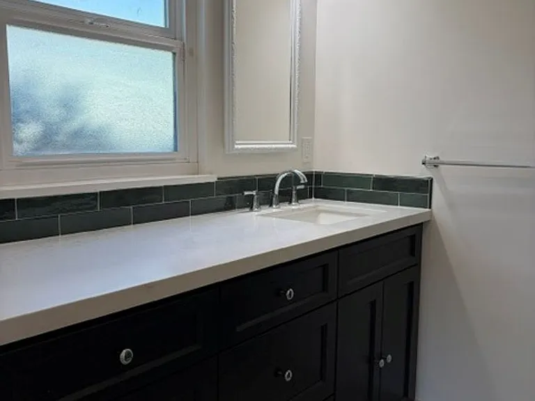 430 S Bayview Ave — Photo 9