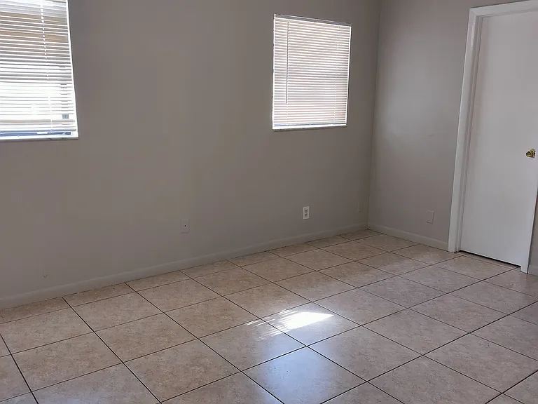 6175 SW 48th Ct — Photo 5