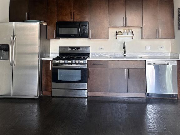 The kitchen features plenty of storage space. In addition to the large appliances, such as the fridge, dishwasher, garbage disposal, oven range, and microwave, the landlord is also willing to include small kitchen appliances at no extra charge. These appl