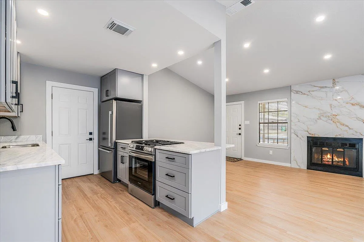 3 bed, 2.0 bath, 1300 sqft, $2,400 — Photo 1