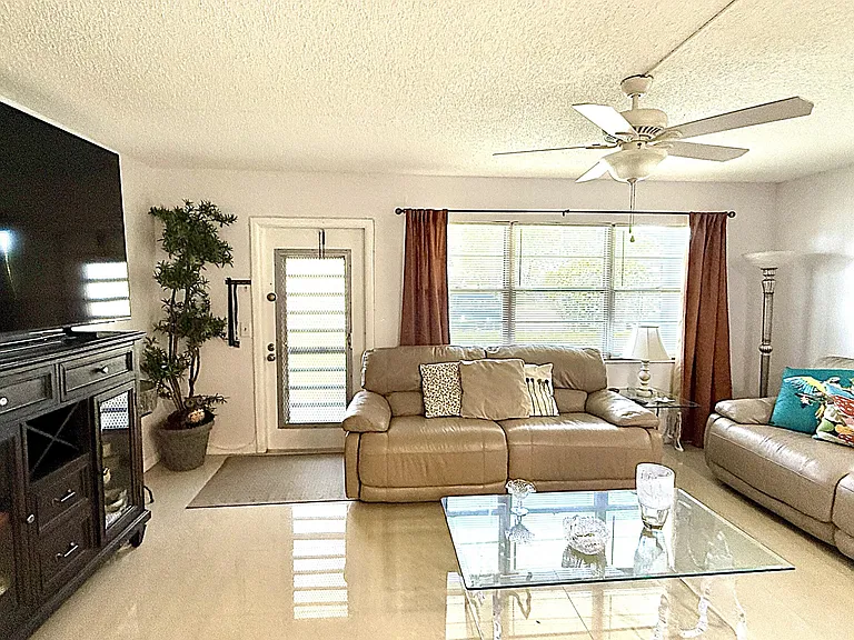 21 Newport B — Photo 4