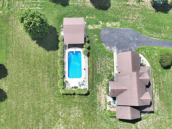 4th image of 324 Chestnut Hill Rd