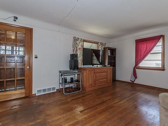 4th image of 813 E 207th St