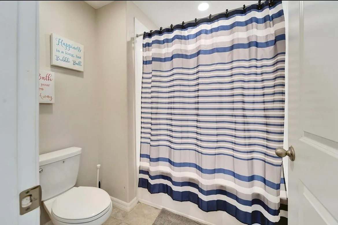 5 bed, 2.5 bath, 2415 sqft, $2,900 — Photo 3