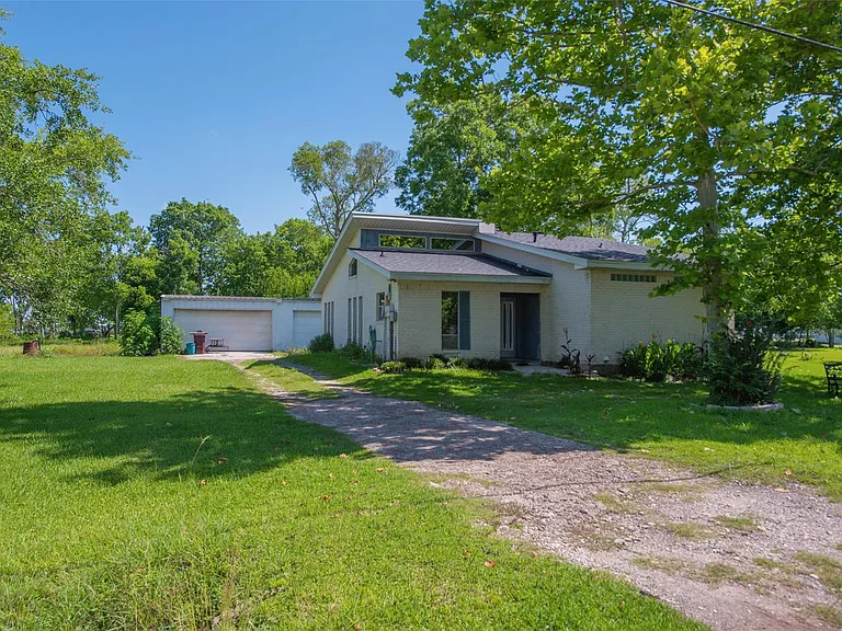 1208 Weyer St — Photo 4
