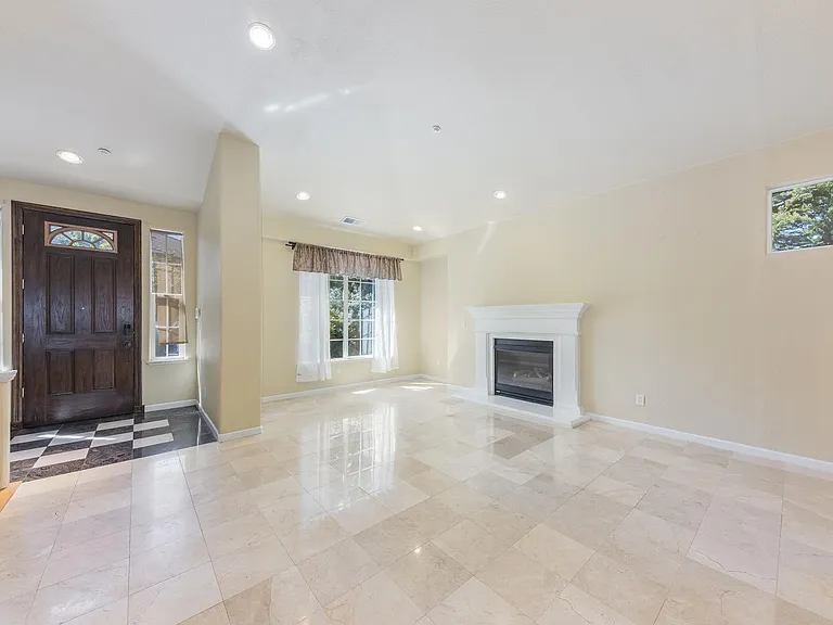386 Goodwin Dr — Photo 7