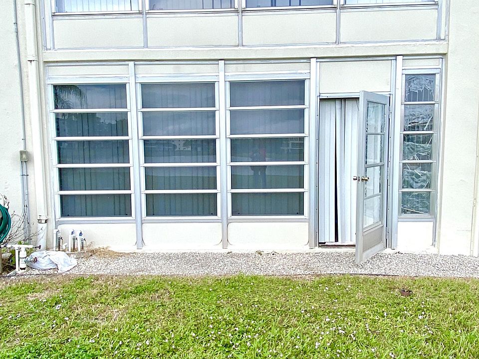 1st image of 1085 Oakridge U