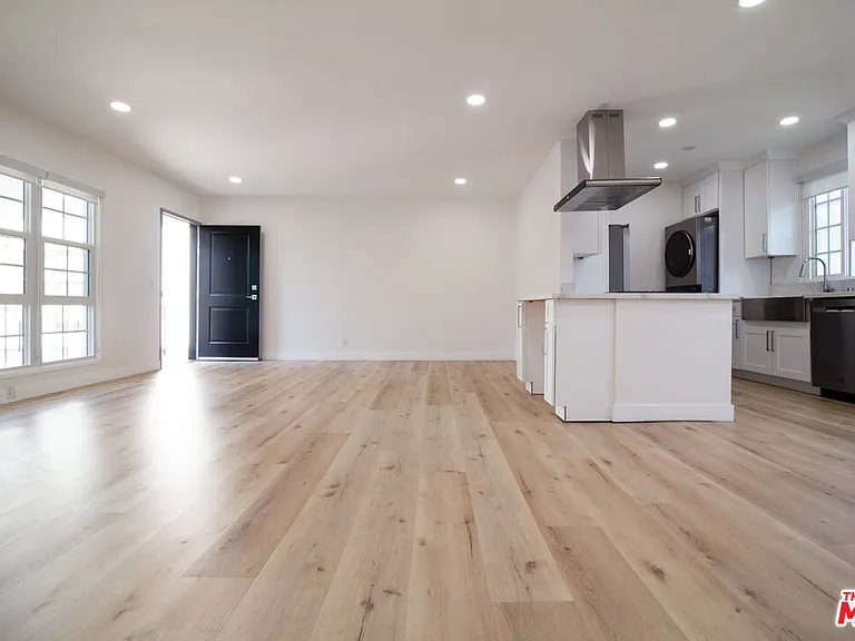 835 S Sherbourne Dr #9 — Photo 2