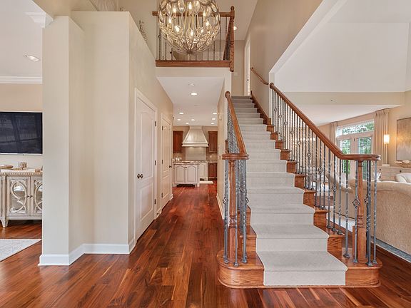 2nd image of 1042 Hickory Dr