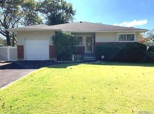 219 N Greene Ave, Lindenhurst, NY 11757