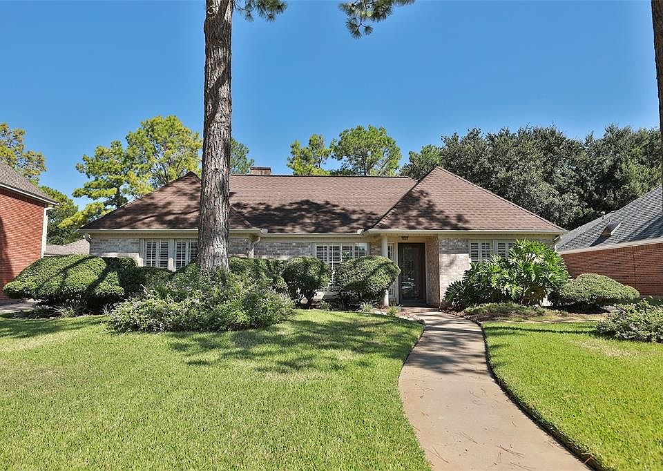 Welcome to this charming Perry Homes 1-story in the heart of Copperfield Southdown Village!