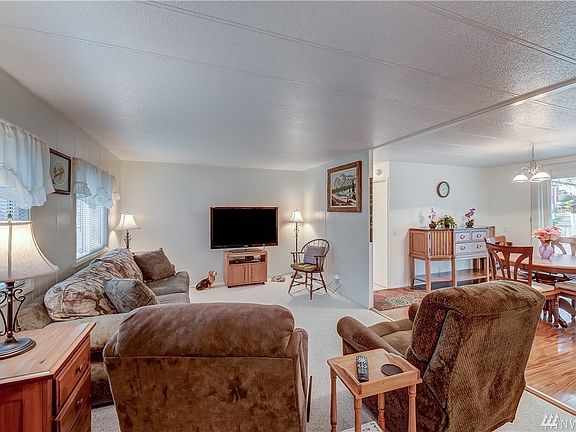 Nice size living room that opens up to dining and kitchen area, great for entertaining!