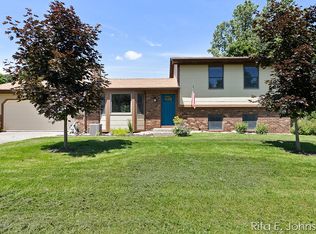 155 Highland View Ct NE, Rockford, MI