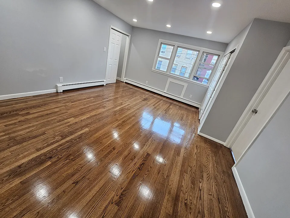 3502 Hudson Ave #4