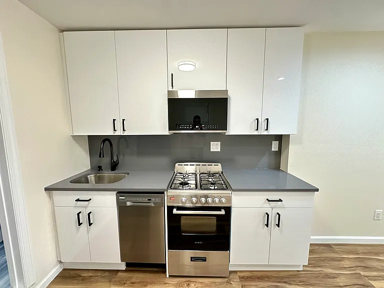 320 E 6th St #1R — Photo 1