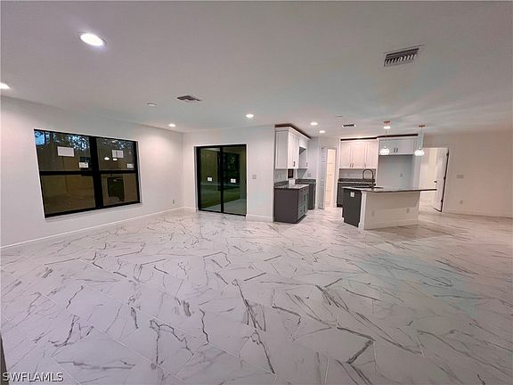 5th image of 400 W 11th St