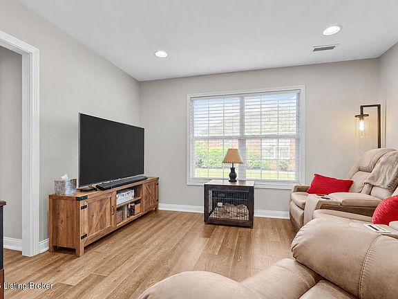 4th image of 119 Sweetspire Dr