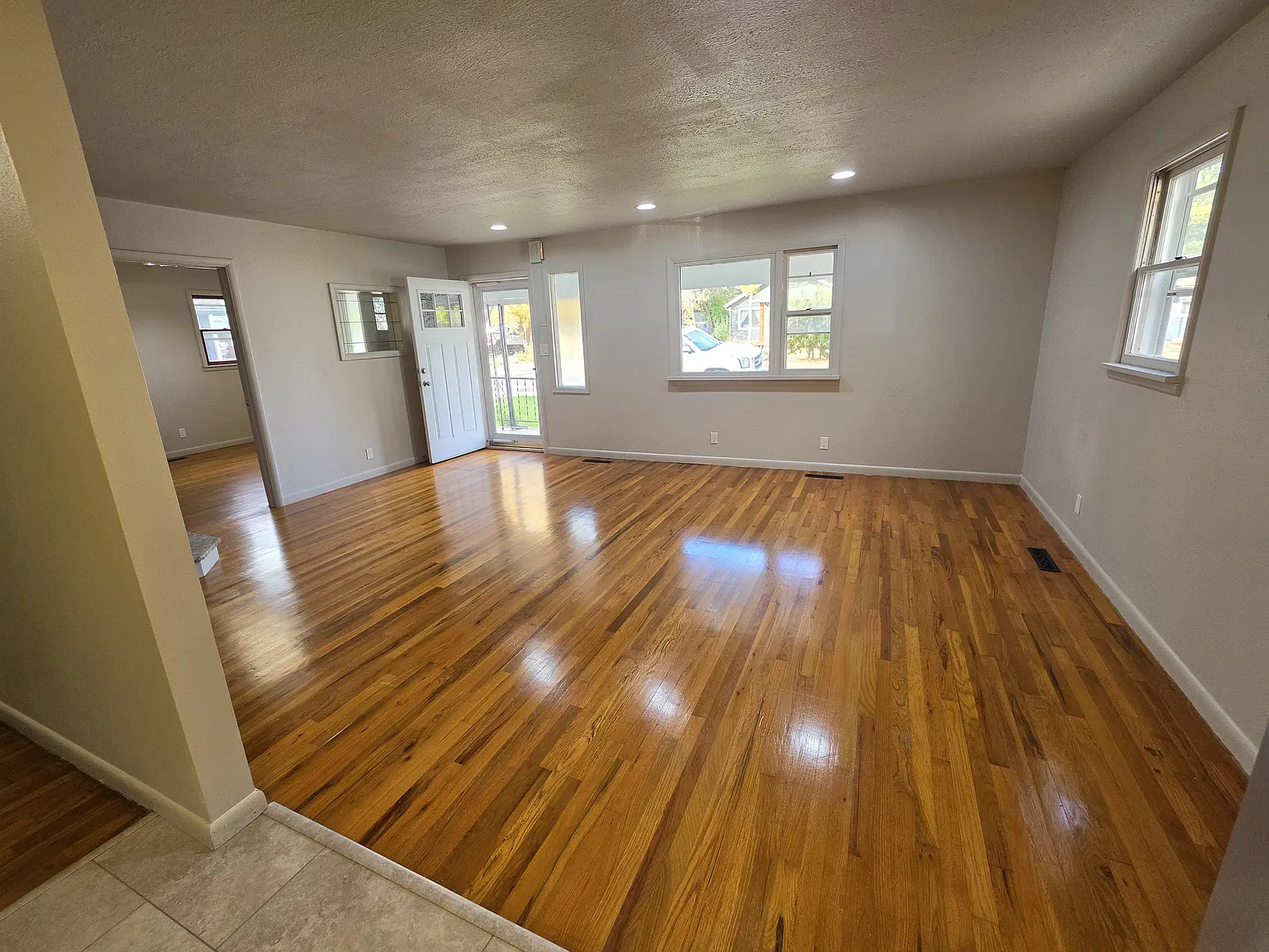 3 bed, 1100 sqft, $2,300 — Photo 4