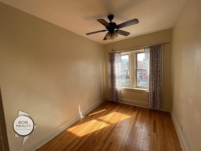 Bright and Sunny Forest Park Apts! — Photo 7