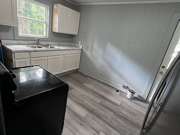 4th image of 826 Maple Ct